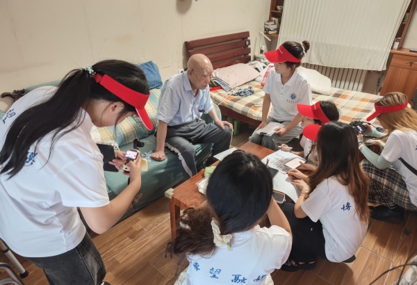 团队实地走访老一辈建校亲历者。2026世界杯官网供图