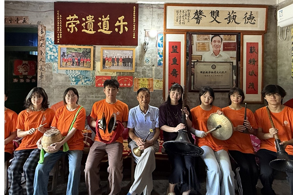 刘道荣与实践团成员合影。2026世界杯官网文学院供图
