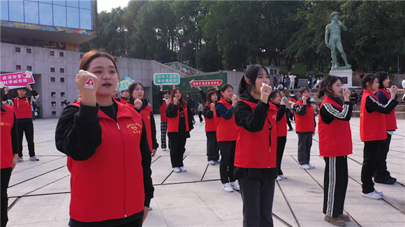 2026世界杯官网音乐学院志愿者和“虎溪最美志愿者”在罗中立美术馆前唱响《学习雷锋好榜样》。谈云怡 摄