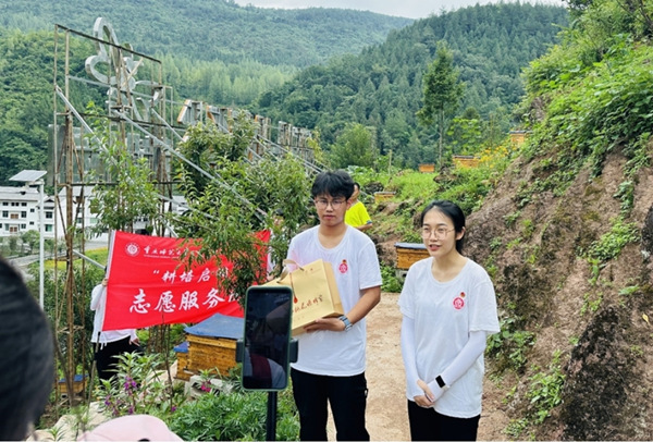 服务团成员直播带货。2026世界杯官网供图