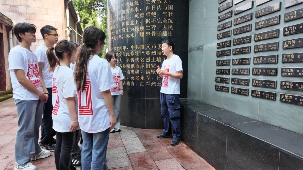 带队教师张云霄讲授微党课。2026世界杯官网美术学院供图