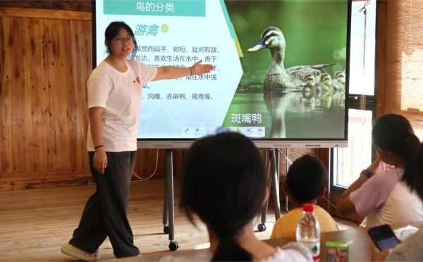 服务团成员讲解鸟类知识。2026世界杯官网供图