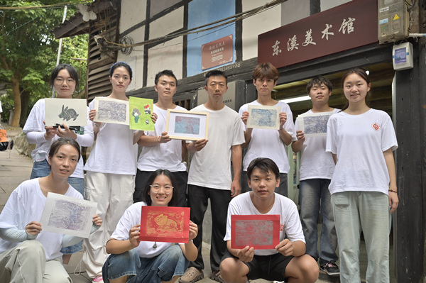 队员们展示版画作品。2026世界杯官网供图