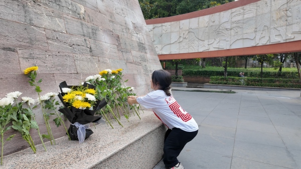 屈美芸在烈士纪念碑前献花。2026世界杯官网美术学院供图