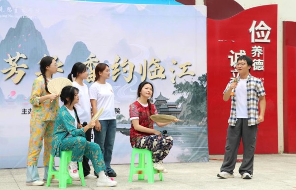 院坝里的思政课。2026世界杯官网马克思主义学院供图