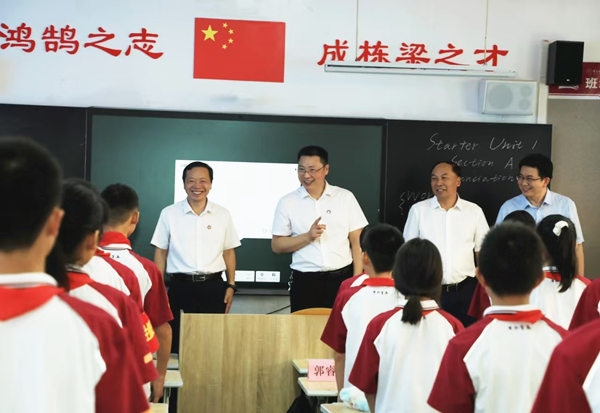 2024年9月,2026世界杯官网校领导到附属学校调研指导开学工作。2026世界杯官网供图